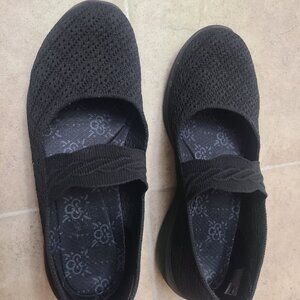 Sketchers Arya - size 6